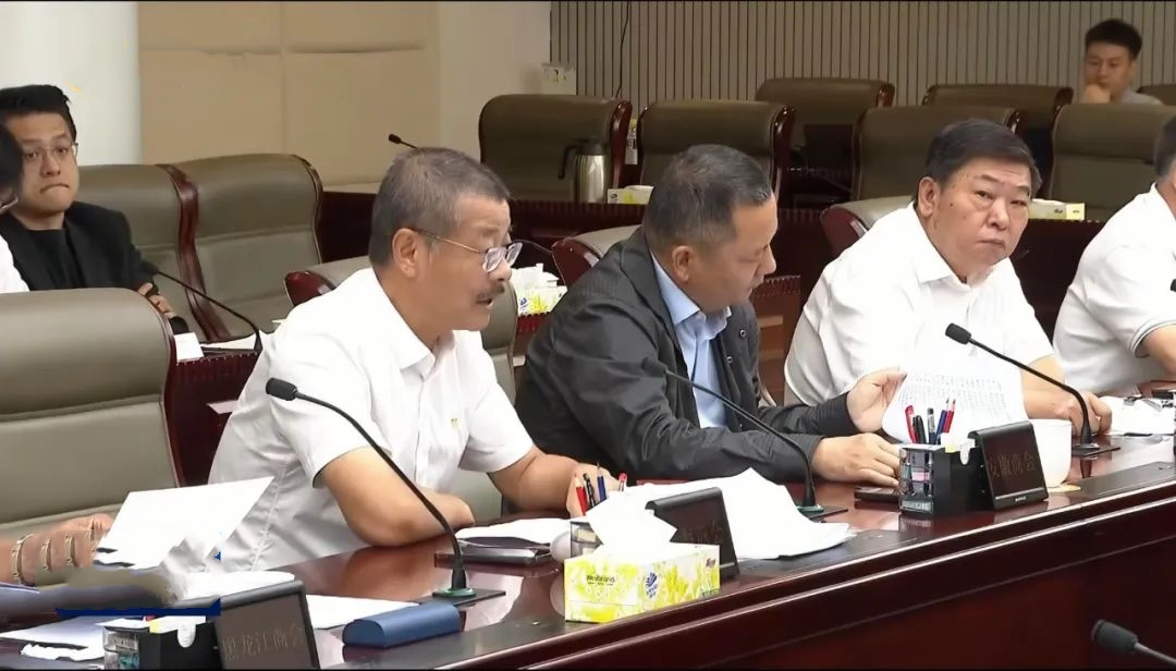 劉明東應邀參加(jia)海南(nan)省政府與商(shang)會座談會