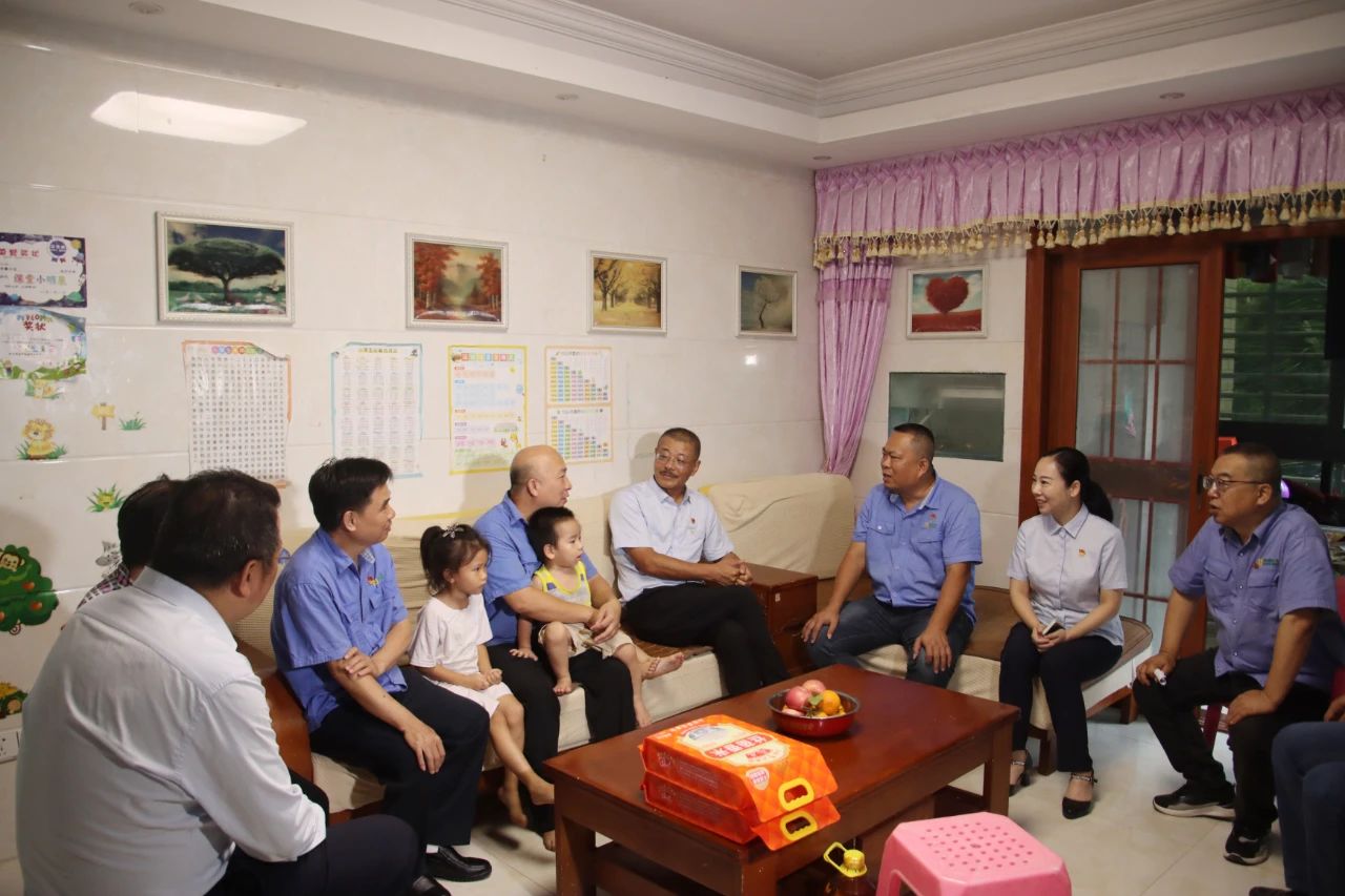 海南(nan)礦業黨委(wei)開展(zhan)“七一(yi)”走(zou)訪慰問活動(dòng)
